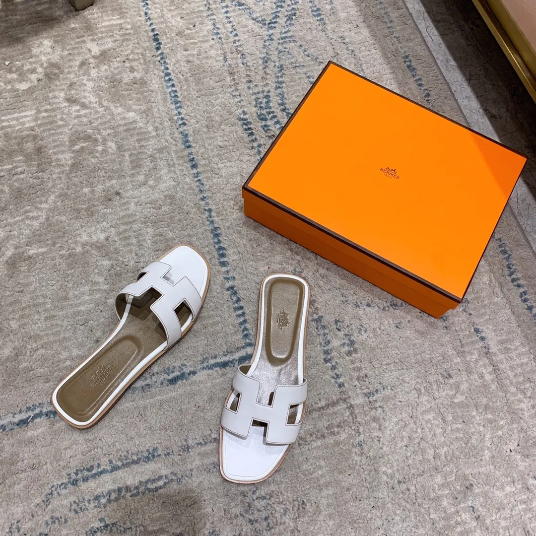 👟👟Ex-factory price 440👟👟 Hermes Hermes H slippers Oasis sandals series——————————Fashionable and versatile Super comfortable Every detail is made to the extreme Original swift calfskin Original 1:1 exclusive private mold upper/original leather outsole ▪️Packaging: Each pair of shoes comes with packaging ▪️SIZE: 35~42 (.40.41.42 customization is non-refundable and non-exchangeable)